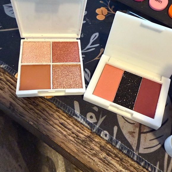 Clinique Pink Cosmetic Bag with Skincare Essentials - Picture 2 of 6